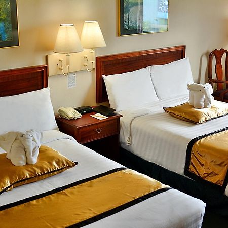 Days Hotel By Wyndham Batangas Екстериор снимка