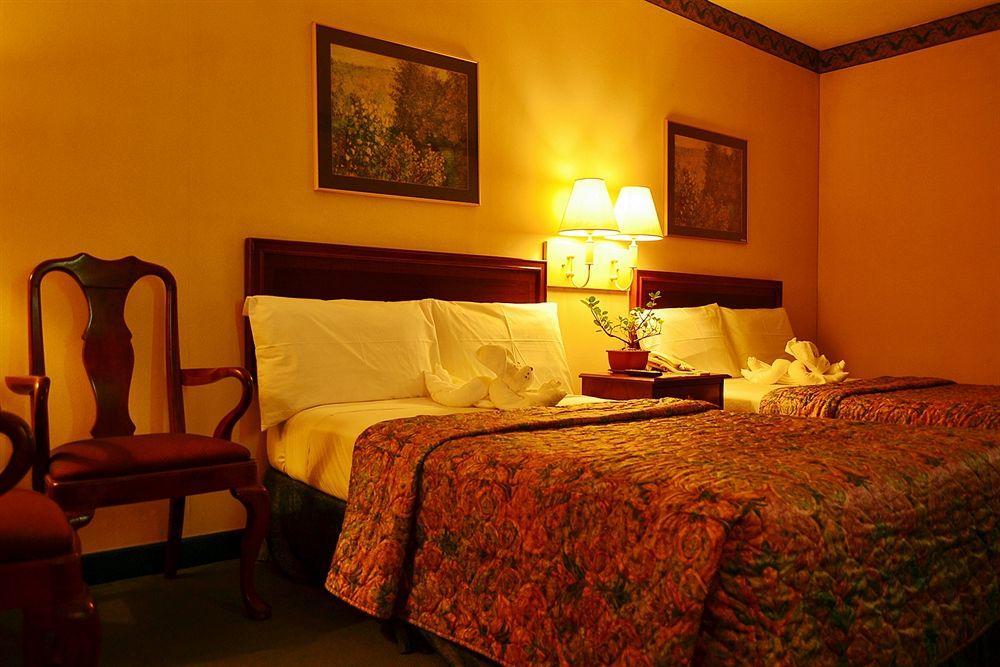Days Hotel By Wyndham Batangas Екстериор снимка