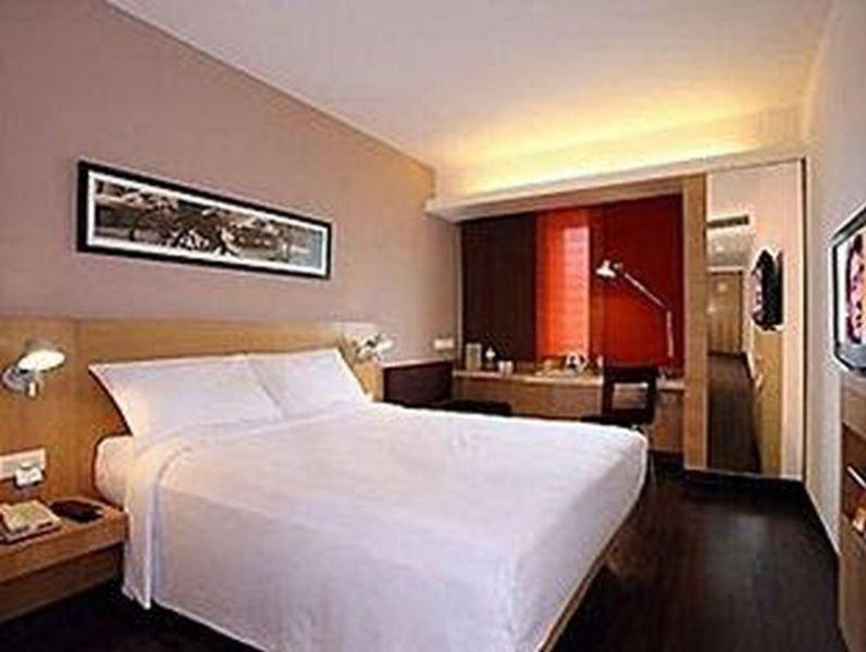 Days Hotel By Wyndham Batangas Екстериор снимка