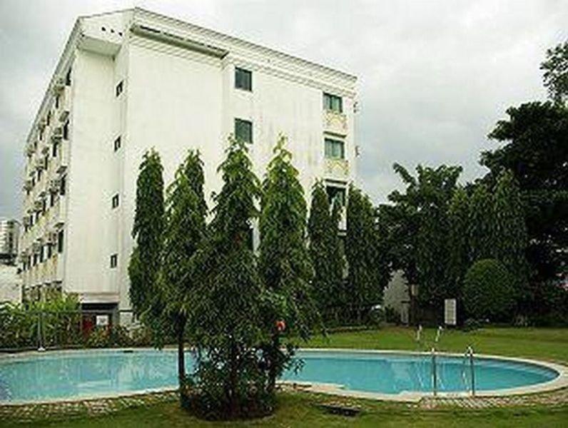 Days Hotel By Wyndham Batangas Екстериор снимка