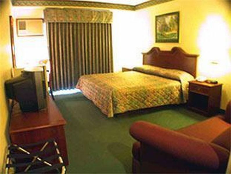 Days Hotel By Wyndham Batangas Стая снимка