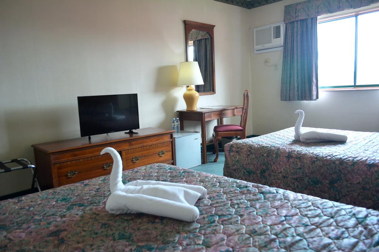 Days Hotel By Wyndham Batangas Екстериор снимка