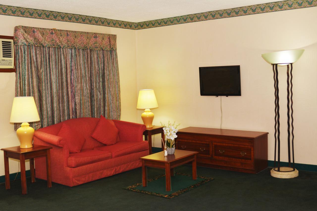 Days Hotel By Wyndham Batangas Екстериор снимка