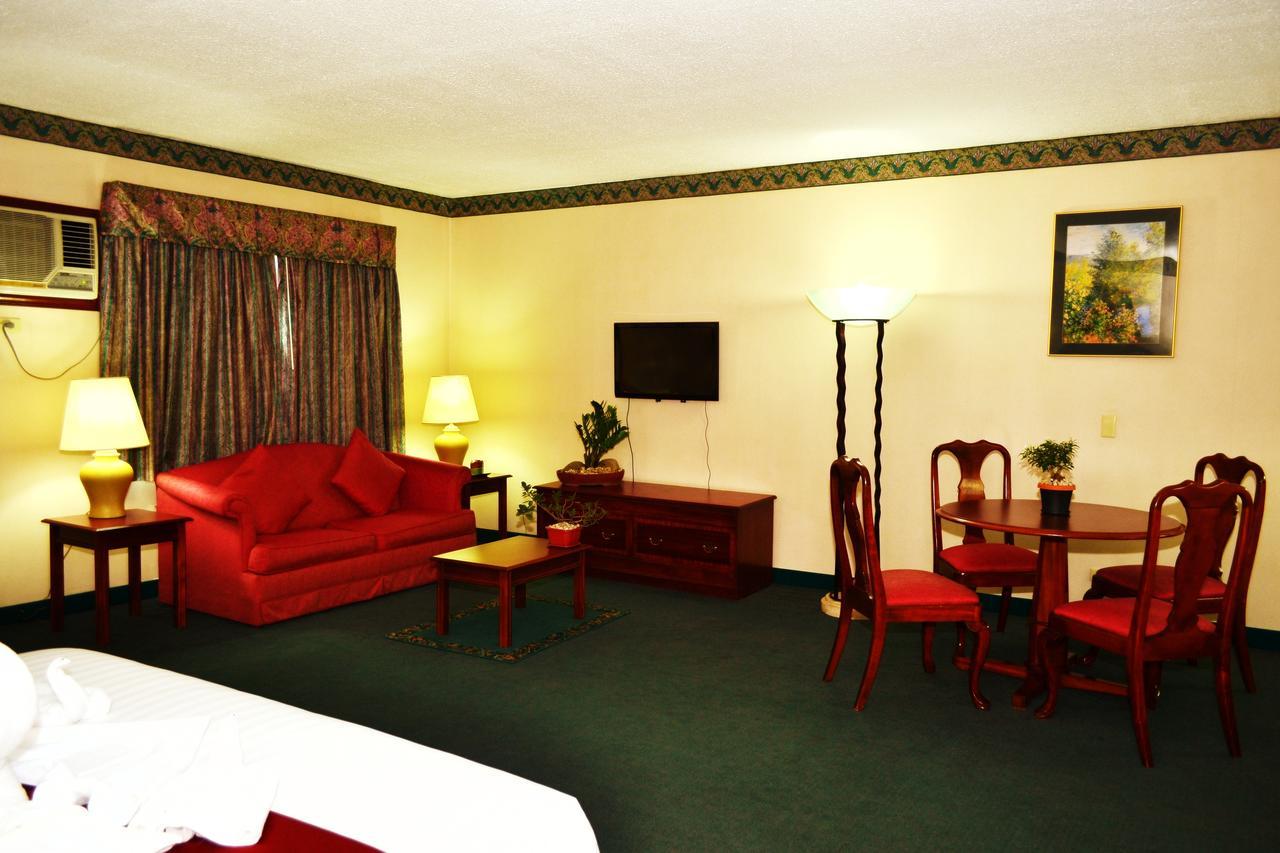 Days Hotel By Wyndham Batangas Екстериор снимка