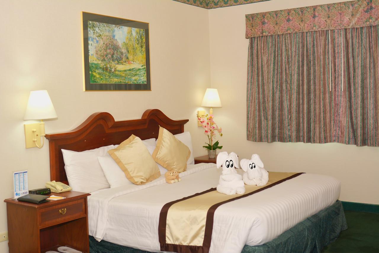 Days Hotel By Wyndham Batangas Екстериор снимка