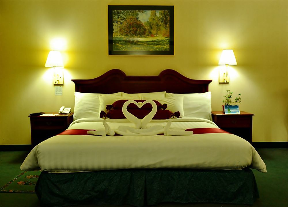 Days Hotel By Wyndham Batangas Екстериор снимка