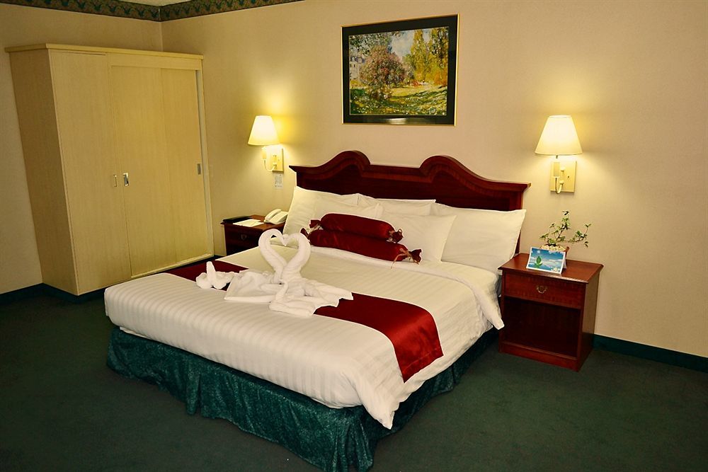 Days Hotel By Wyndham Batangas Екстериор снимка
